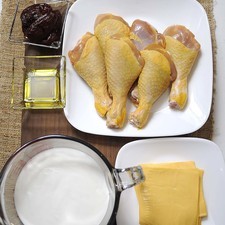 3 tazas de crema de leche de vaca 6 piezas de chile chipotle adobado 1/4 cucharita de sal 1/4 cucharita de pimienta negra molida 2 cucharadas de aceite de oliva 100 gramos de queso amarillo 1 cabeza de ajo 6 piezas de pollo
