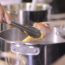 Hervir el pollo en una olla honda grande con suficiente agua, la cabeza de ajo entera y un poquito de sal durante 25 minutos o hasta que esté cocido.