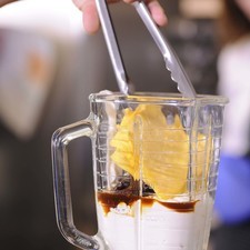 Moler en la licuadora la crema con el chile chipotle y el queso. Reservar.