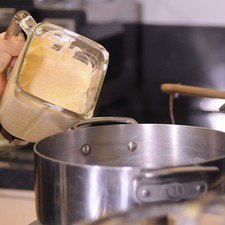 Calentar el aceite en un sartén y sofreír la salsa un par de minutos.