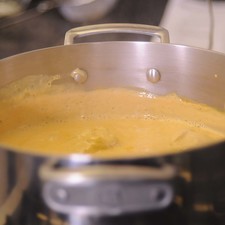 Cuando comience a hervir, agregar las piezas de pollo y continuar cociendo tres minutos más. Rectificar si le falta sal y pimienta.
