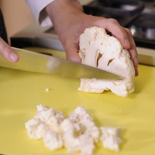 Cortar la coliflor en floretes y cocer en una olla honda con agua y sal durante 8 minutos, hasta que esté ligeramente suave. Escurrir y reservar.