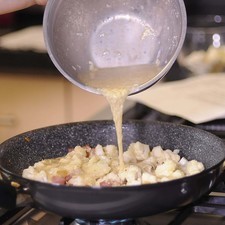 Bajar el fuego, agregar el huevo batido y mover hasta que el huevo quede cocido.