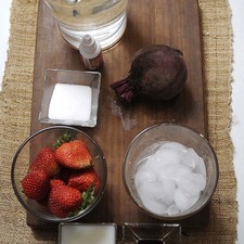 2 cucharadas de azúcar blanca 1 1/2 litros de agua 1/4 taza de leche de vaca hielo al gusto desinfectante de verduras al gusto 1/2 cucharita de esencia de vainilla 7 piezas de fresas 1/2 pieza de betabel