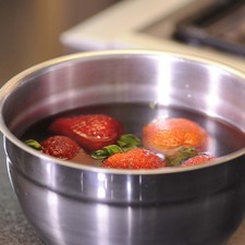 Desinfectar las fresas en un tazón con agua y unas gotas de desinfectante durante 5minutos.