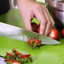 Cortar el pedúnculo de las fresas, previamente desinfectadas.