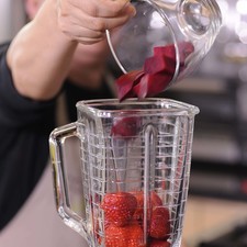 Colocar las fresas en el vaso de la licuadora junto con el betabel, azúcar, vainilla, leche y un poco del agua. Moler bien.