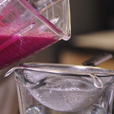 Colar la mezcla hacia la jarra con el resto del agua, mover con la ayuda de una cuchara.
