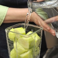 Moler en la licuadora con una taza de agua.