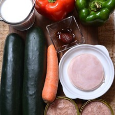 1 taza de yogur natural 1/2 pieza de pimiento morrón verde 1 pieza de chile chipotle adobado 1/2 pieza de pimiento morrón rojo 1 pieza de zanahoria 6 rebanadas de jamón de pavo 2 latas de atún 2 piezas de pepino