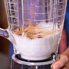 Para preparar el aderezo, licuar el yogur con el chile chipotle y moler bien.