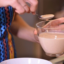 Para los pepinos con atún, mezclar el atún con un poco de aderezo de chipotle.