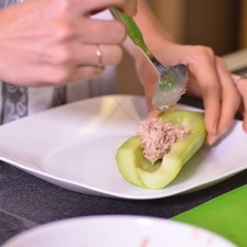 Rellenar 4 pepinos por el centro.