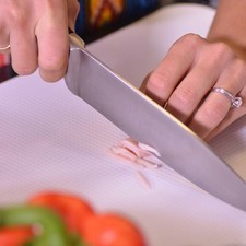 Para los pepinos con jamón, cortar el jamón en tiras pequeñas.