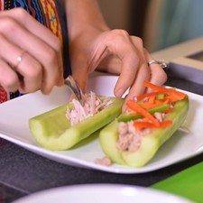 Rellenar cada pepino con las tiras de jamón y colocar un poco de aderezo de chipotle encima de cada uno.