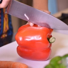 Cortar ¼ de pimiento verde y rojo en cuadros pequeños y el otro cuarto en tiras delgadas y reservar. Pelar la zanahoria y cortar ½ zanahoria en cuadros pequeños y la otra mitad en tiras delgadas.
