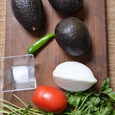 1 cucharita de sal 1 pieza de chile serrano 1/4 pieza de cebolla blanca 10 ramas de cilantro 1 pieza de jitomate guaje 3 piezas de aguacate