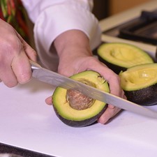 Poner a hervir agua en una olla honda, procurando que el agua llegue casi al borde de la olla. Una vez que suelte el hervor, cortar los aguacates a la mitad, retirar el hueso con ayuda de un cuchillo.