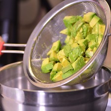 Picar la cebolla y el chile serrano finamente. Colocar en un tazón los trozos de aguacate, machacar con un tenedor o un machacador. Agregar el jitomate, cilantro cebolla y chile picados. Sazonar con sal y mezclar bien.