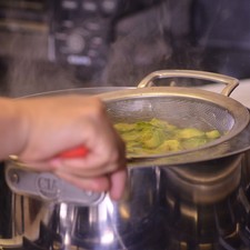 Sumergir el aguacate picado en la olla con agua hirviendo durante 30 segundos. Escurrir y dejar que se enfríe. Poner a remojar el cilantro en un tazón con agua y unas gotas de desinfectante durante 5 minutos. Escurrir, picar el cilantro.