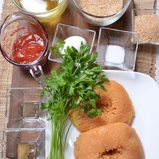 5 ramas de perejil fresco 1 taza de aceite de canola 1/2 taza de salsa catsup 1 taza de pan molido 1 cucharita de sal 1/4 cucharita de comino molido 1/4 cucharita de pimienta negra molida 5 cucharadas de pan molido 1 pieza de huevo 500 gramos de carne molida de pollo