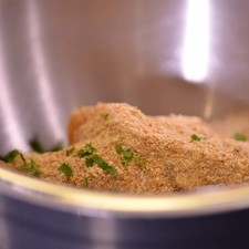 Picar finamente el perejil y reservar. Colocar en un tazón la carne molida, huevo, 5 cucharadas de pan molido, y el perejil picado. Sazonar con sal, pimienta y comino en polvo. Revolver bien con la mano hasta integrar todo.