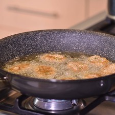 Sofreír cada nugget dándole vuelta para que se doren parejo pero no se quemen. Colocar en papel absorbente para quitar el exceso de aceite.