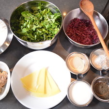 Ingredientes para toda la receta: 90 gramos de yogur natural 90 gramos de aceite de oliva 200 gramos de agua 4 gramos de sal 5 gramos de azúcar blanca 5 gramos de levadura 500 gramos de harina de trigo Ingredientes para relleno: aceite de oliva al gusto 15 gramos de berros 10 gramos de col morada 20 gramos de queso gouda 80 gramos de pato confitado