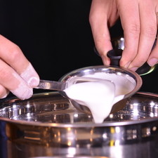 Agregar el yogur, la sal y el aceite de oliva.