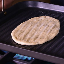 Calentar el comal a flama alta, colocar los bardots sobre éste y cocer 10 segundos, voltear y cocer por el otro lado, continuar cociendo y volteando hasta que se vean doraditos.