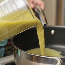 Sofreír la salsa durante 3 minutos en una sartén con un chorrito de aceite de oliva y sazonar con sal.