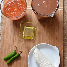 salsa roja picante al gusto 250 gramos de queso panela 3 cucharadas de aceite de oliva 2 piezas de chile serrano 3 tazas de frijoles cocidos enteros