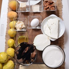 500 gramos de carne molida de puerco 1 cucharada de azúcar blanca 1 pieza de huevo 1 kilogramo de pasta de hojaldre 4 piezas de durazno 1/4 taza de nuez 1 1/2 tazas de crema de leche de vaca 1 pizca de clavo de olor en polvo 100 gramos de acitrón 2 cucharadas de manteca de puerco 1 diente de ajo 1/2 pieza de cebolla blanca 10 piezas de guayaba 6 piezas de chile ancho