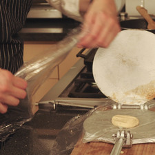 Tortear la masa para tortillas en círculos de ½ centímetro de grosor.