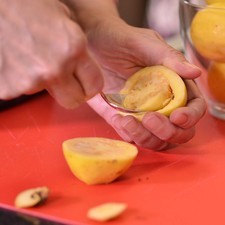 Picar el diente de ajo, cebolla, duraznos, acitrón. Cortar por la mitad 4 guayabas, retirar las semillas con ayuda de una cuchara. Picar las cáscaras en cubos pequeños y reservar.