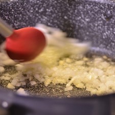 Sofreír ajo y cebolla picados durante un par de minutos.