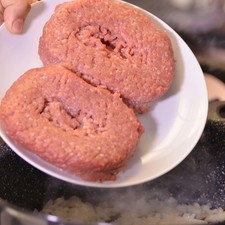 Agregar la carne molida y continuar cociendo moviendo para deshacer los grumos grandes hasta que la carne cambie de color.