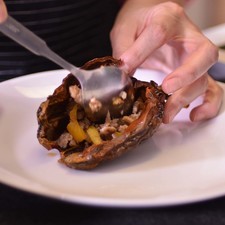 Rellenar cada uno de los chiles con la carne.