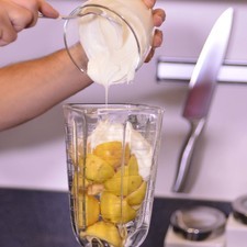 Para preparar la salsa, cortar por la mitad otras 6 guayabas, retirar las semillas con la ayuda de una cuchara. Licuar las cascaras de guayaba, crema y azúcar.