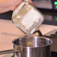 Sofreír la salsa en un sartén con un poquito de aceite, cocer durante cinco minutos o hasta que espese la salsa.