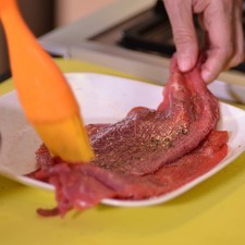 Barnizar los bistecs con la mezcla de aceite y reservar.