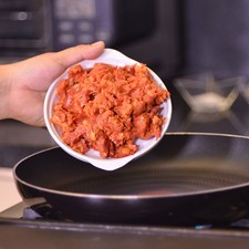 Picar el chorizo en trozos pequeños. Calentar el sartén durante 3 minutos y sofreír el chorizo durante unos minutos hasta que esté dorado pero no quemado, retirar y colocar en papel absorbente para quitar el exceso de grasa.