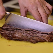 Dejar enfriar un poco y picar en trozos pequeños, reservar.