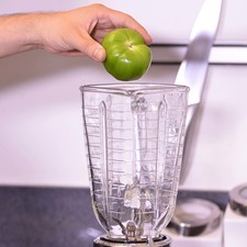 Para preparar la salsa verde, moler en la licuadora los tomates verdes, cilantro, chile serrano y sal. Agregar agua si fuera necesario.