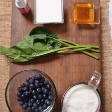 desinfectante de verduras al gusto 1/4 taza de leche de vaca 2 cucharadas de miel de abeja 1 taza de yogur natural 4 hojas de espinaca 1 taza de moras azules