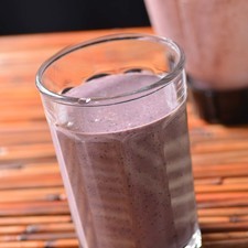 Servir en vasos decorado con moras.