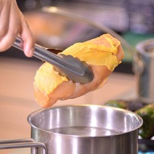 Cocer la pechuga en una olla honda con agua y un poquito de sal durante 25 minutos, dejar enfriar y deshebrar. Cortar los ejotes en tres partes. S 10347 1475616448