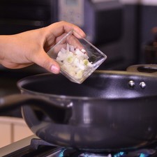 Picar finamente el ajo y las cebollas cambray y reservar. Cortar los jitomates en cuadros pequeños. Calentar el aceite en un sartén, agregar el ajo y la cebolla picados y sofreír durante 3 minutos. S 10348 1475616448