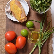 400 gramos de ejotes 1 hoja de laurel pimienta negra molida al gusto sal al gusto 2 piezas de limón 1/2 pieza de pechuga de pollo 2 cucharadas de aceite de oliva 3 piezas de jitomate guaje 2 piezas de cebollita cambray 1 diente de ajo S 10354 1475616447