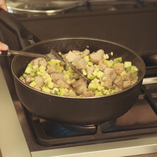Cortar la carne en cuadritos, salpimentar y dorar en una sartén abierta con una cucharada de manteca. Una vez sellada, agregar los elotes desgranados y las calabacitas picadas.
